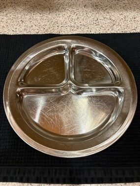3-compartment round stainless steel divided plate. Set Of 7